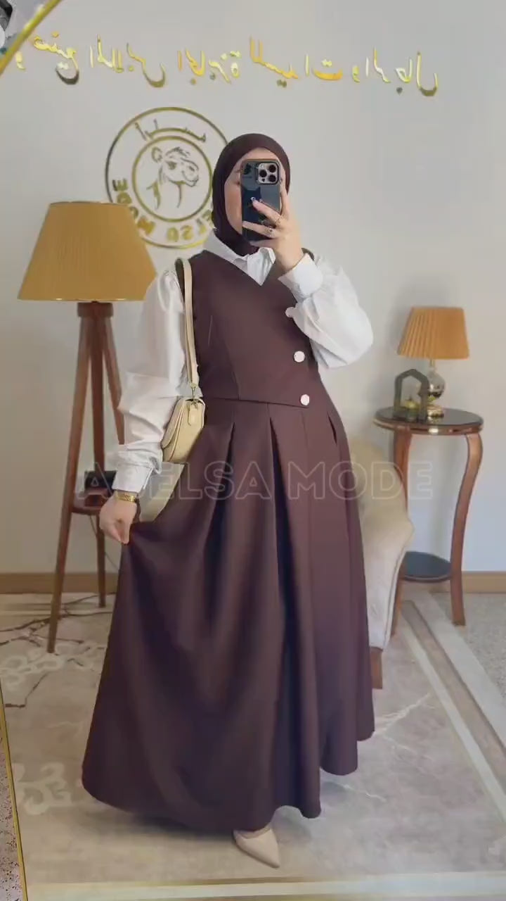 Robe plissée sans manches+chemisier blanc